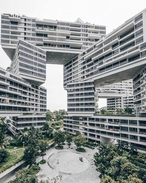 The Interlace, Singapore by https://t.co/z2bIElSKn7 https://t.co/ouqCRdQT7t Ole Scheeren, Singapore Architecture, Architecture Cool, Contemporary Building, Contemporary Exterior, Contemporary Cottage, Interesting Buildings, Social Housing, Unique Buildings