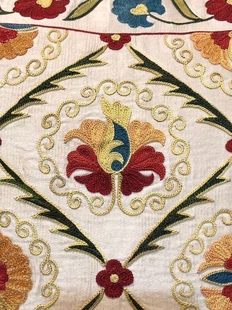 Kashida Embroidery, Embroidery Zardozi, Cushion Embroidery, Embroidery Stitches Beginner, Hand Beaded Embroidery, Tambour Embroidery, Hand Embroidery Patterns Flowers, Floral Embroidery Patterns, Hand Embroidery Videos