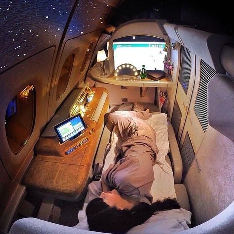 Penthouses Luxury, First Class Plane, Jets Privés De Luxe, First Class Airline, Private Jet Interior, Plane Seats, Luxury Lifestyle Travel, Luxury Quotes, First Class Seats