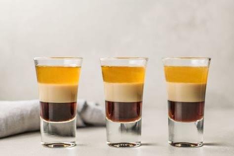 The B-52 is a popular triple-layered shot made of Kahlua, Baileys, and Grand Marnier. Learn how to make it along with the other B-50 shooters. Edible Water Bottle, Chocolate Cake Shot, Chocolate Frappe, Layered Shots, Kahlua Drinks, Baileys Cocktails, Tea Lattes, Shooter Recipes, Rose Strawberry