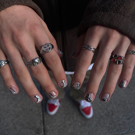 Guy nails Men Nail Art Chrome, Cool Mens Nails, Short Nail Designs Tomboy, Trippy Nail Art Short, Trippy Short Nails, Men Short Nail Designs, Aura Nails Men, Male Chrome Nails, Male Nail Art Designs Simple