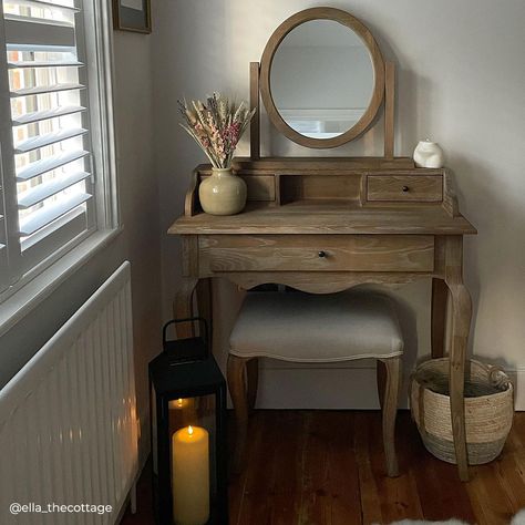 ⚡️25% OFF WEATHERED OAK ENDS TOMORROW! This customer has created the most beautiful corner of calm with our Sienna Dressing Table, Mirror and Stool, adorned with stunning accessories. We simply love this! What corner will you create? Don’t forget, you can enjoy 25% off all our beautiful weathered oak pieces… but you’ll have to hurry – offer ends tomorrow! African House, Oak Bedroom Furniture, Aged Wood, Oak Bedroom, Table Mirror, Brown Walls, Dressing Table Mirror, Aging Wood, Weathered Oak