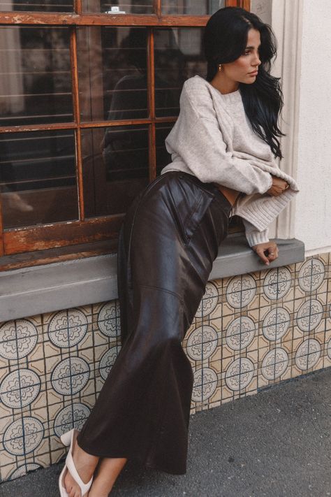 Brown Leather Midi Skirt Outfit, Midi Leather Skirt Outfit, Leather Maxi Skirt Outfit, Winter Evening Outfits, Long Leather Skirt Outfit, Leather Midi Skirt Outfit, Leather Skirt Outfit Winter, Brown Leather Skirt Outfit, Maxi Leather Skirt