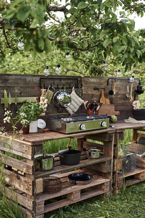 Simple Outdoor Kitchen, Rustic Outdoor Kitchens, Mud Kitchen, Diy Outdoor Kitchen, Have Inspiration, Rustic Outdoor, Small Backyard Design, Outdoor Kitchen Design, Garden Cottage