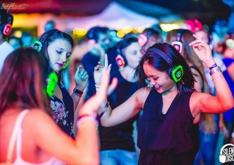 Silent Party, Silent Disco Party Ideas, Silent Disco Party, Dj Event, Silent Disco, Silent Disco Party Aesthetic, Beach Dj Party, Dj In Club, Dj On The Beach