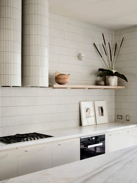 TILE TRENDS | Kit Kat tiles are the perfect backsplash tile trend Japanese Tile, Interior Boho, Interior Simple, Coco Republic, Est Living, Edwardian House, Decor Ikea, Interior Design Awards, Tile Trends