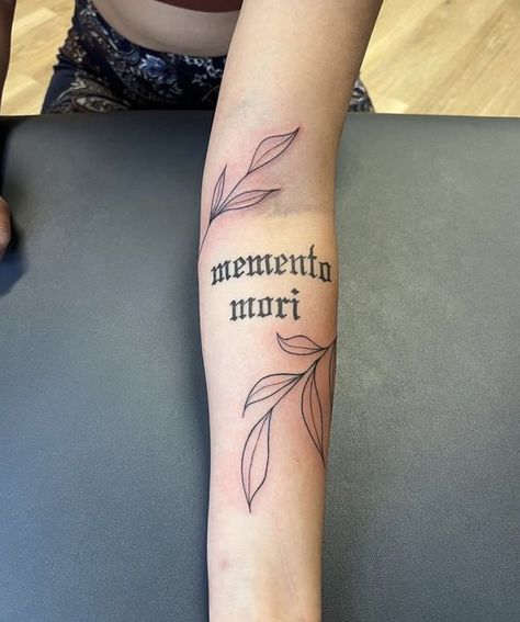 Discover everything behind the philosophy of the Memento Mori tattoo – an artwork that can change your mindset. Moment Mori Tattoo, Memento Mori Tattoo Women, Momento Mori Tattoo, Memento Mori Tattoo Ideas, Philosophy Tattoos, Pain Chart, Memento Mori Tattoo, J Tattoo, Floral Tattoos