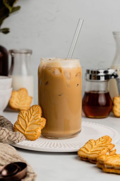 Made with real maple syrup and espresso this homemade maple latte is a naturally sweetened coffee drink you’ll absolutely love! Natural Coffee Syrups, Salted Maple Latte, Homemade Espresso Drinks, Maple Syrup Aesthetic, Maple Latte Recipe, Maple Latte, Vegan Latte, Desserts Drinks, Maple Coffee