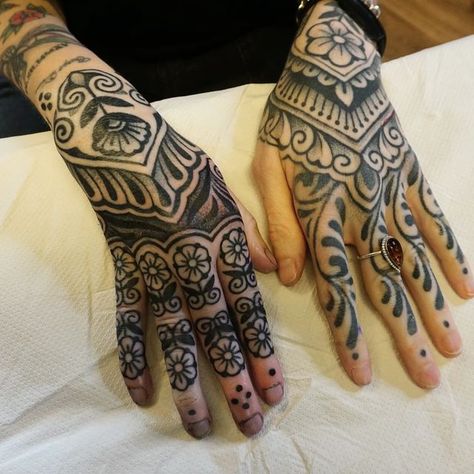 Samriverstattoo@outlook.com on Instagram: "Sarah's hands. Fingers on right hand fresh in this picture, all else healed. Thanks as always @sassywak. Cheers for to everyone that gets tattooed 🌿 Getting through email bookings as I can. Samriverstattoo@outlook.com" Traditional Hand Tattoos For Guys, Pattern Hand Tattoo, Hand Tattoo Cover Up, Tattooed Hands, Mendhi Tattoo, Tattoo Main, Traditional Hand Tattoo, Toe Tattoos, Tattoo Design For Hand