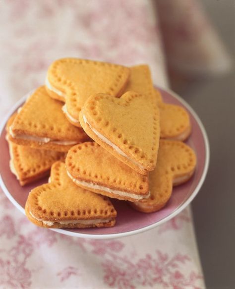 Image of Nigella's Custard Cream Hearts Bird's Custard, Nigella Lawson, Custard Creams, Custard Cream, Cream Biscuits, Custard Powder, Sugar Icing, Digestive Biscuits, Biscuit Cookies