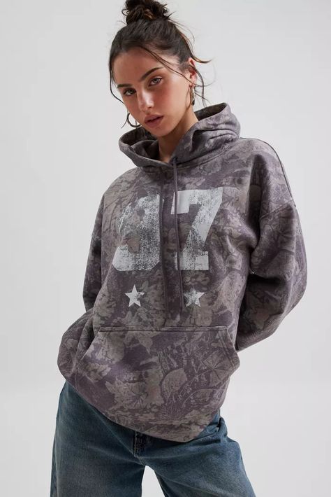 camo Harajuku Sweatshirt, Camouflage Hoodie, Camo Hoodie, Graphic Tees Vintage, Trendy Fall Outfits, Loose Fitting Tops, Top Graphic Tees, Urban Outfitters Women, Pullover Jacket