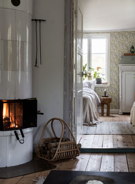 Swedish Cottage Interior Nordic Style, Swedish Cottage Interior, Swedish Living Room, Nordic Cottage, Swedish Country House, Scandinavian Home Interiors, Scandinavian Cottage, My Scandinavian Home, Swedish Summer