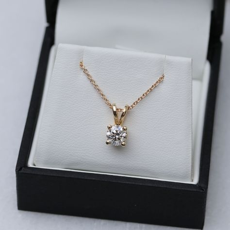 Solitaire Pendant Design, Chain Pendant Designs Gold, Diamond Pendant Set, Diamond Pendants Designs, Solitaire Diamond Pendant, Gold Chain Design, Jewelry Set Design, Gold Necklace Indian Bridal Jewelry, Gold Jewelry Stores