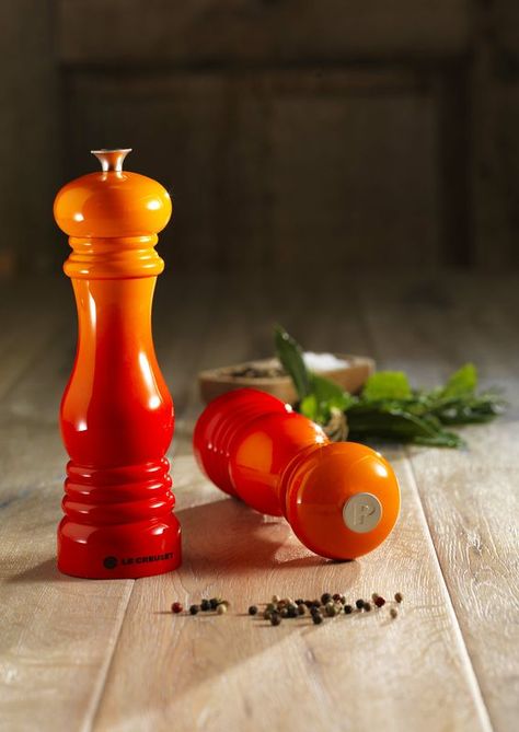 De pepermolen van Le Creuset is gemaakt van vulcanique - oranje - gekleurd kunststof en heeft een lengte van 21 cm. De molen heeft een klassiek ontwerp en is eenvoudig te vullen. Met het roestvrijstalen maalmechanisme maalt u zowel grof en fijn. Kitchen Essentials Checklist, Le Creuset Colors, Salt Mill, Salt And Pepper Mills, Cooking Gadgets, Pepper Mill, Le Creuset, Glass Plates, Pepper Grinder