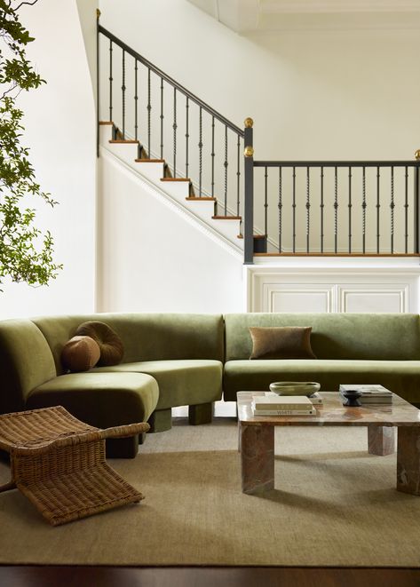 Modern Couch Sectional, Green Couch, Couch Design, Bright Living Room, Green Sofa, Furniture Trends, Outdoor Furniture Collections, Dining Room Bench, Modern Sectional