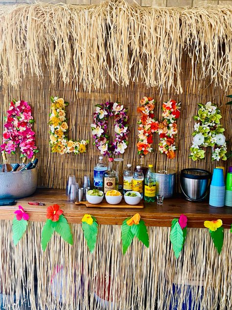 Tiki Bar Birthday Ideas, Tiki Bar Theme Party, Fiji Themed Party, Tiki Diy Decorations, Lou Out Party Ideas, Tiki Bar Party Decorations, Homemade Tiki Bar, Tiki Party Decorations Diy, Tiki Bar Party Ideas