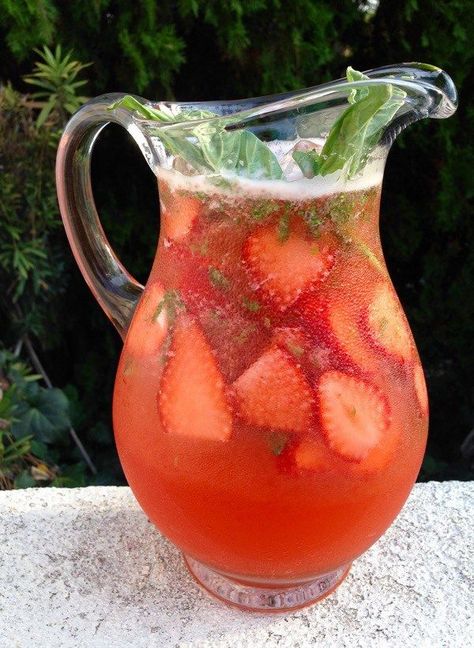 Strawberry Basil Lemonade Recipe-I swear this is the best strawberry basil lemonade you ever had and you’ll want to drink the entire pitcher. | CiaoFlorentina.com Basil Lemonade Recipe, Turmeric Lemonade, Strawberry Basil Lemonade, Healthy Lemonade, Resep Juice, Basil Lemonade, Strawberry Basil, Healthy Strawberry, Lemonade Recipe