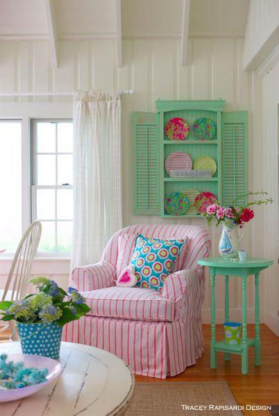 This is my dream home. Love all the bright colors!! .. it's also where I got my idea to do the pink table! Beach Cottage Living Room, Salon Shabby Chic, Colorful Cottage, Decoration Shabby, Cottage Shabby Chic, Cottage Style Decor, Cottage Living Rooms, Casa Vintage, Mary Engelbreit