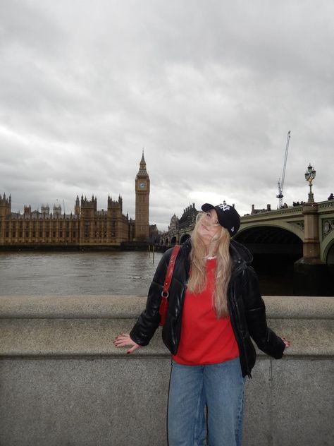 london bridge by the big ben viewpoint, photo idea with new era cap and red sweater. red accesoires. #aesthetic #london #londonaesthetic #redsweater #newera #red #redaesthetic #bigben London Aesthetic Travel, London Kensington Aesthetic, London Bridge Photo Ideas, Big Ben Picture Ideas, London Red Aesthetic, Fall In London Aesthetic, England Trip Outfits, Pictures To Take In London, London Ig Pics