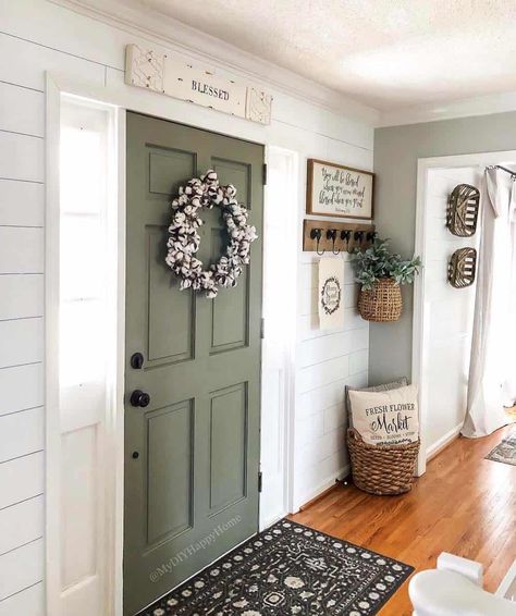 farmhouse-entryway-decorating-ideas Farmhouse Hallway, Vstupná Hala, Mudroom Storage, Farmhouse Entryway, Mud Room Storage, Hallway Designs, Hallway Design, Decor Steals, Foyer Design