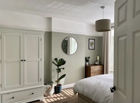 Sage Green Bedroom Ideas, Light Green Bedrooms, Sage Bedroom, Modern Guest Bedroom, Green Bedroom Walls, Green Bedroom Ideas, Green Bedroom Design, Green Bedroom Decor, Sage Green Bedroom