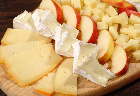 Apple Cheese Prosciutto, Apple And Cheese Charcuterie Board, Apples And Cheese Appetizer, Cheese And Apple Pairing, Charcuterie Board With Apples, Apple And Cheese Board, Apple Cheese Appetizer, Apple Cheese Board, Apple Cheddar Appetizer