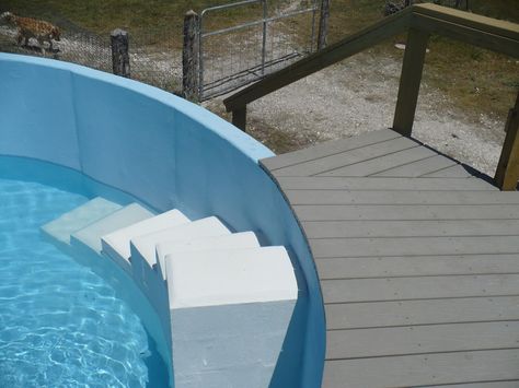 Stock tank pool with circular stairs. By Yeske Tanks. Stock Tank Pool Steps, Diy Pool Steps Inside Pool, Pool Diy Ideas, Diy Pool Steps, Intex Pools, Stock Tank Swimming Pool, Tank Swimming Pool, Stock Tank Pool Diy, Pool Diy