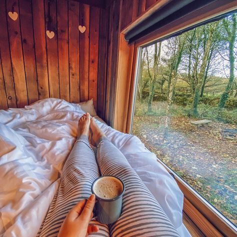 Five unique places to stay for a secluded getaway in the UK. Read this post to discover five unique places to stay for the ultimate secluded staycation here in the UK. #UKtravel #travelguide #travelhack #staycation #cabinlife #exploretheuk Staycation Aesthetic, Ra Aesthetic, Staycation Hotel, Curiosity Collection, Uk Staycation, Hotel Staycation, Cheap Hotel Room, Creative Breakfast, Staycation Ideas