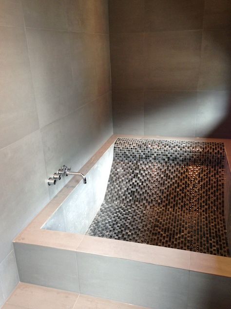 Log Cabin Bathroom, Custom Bathtub, Home Spa Room, Outdoor Bathtub, Bathtub Decor, Copper Bathroom, Concrete House, Bathroom Remodel Shower, Bathroom Inspiration Decor