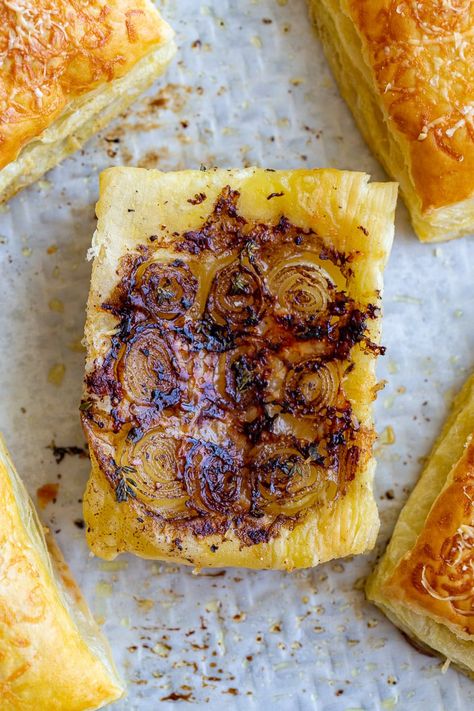 French Onion Tart, Onion Tartlets, French Tart, Puff Pastry Appetizers, Pastry Appetizer, Onion Bread, Onion Tart, Puff Pastry Tart, Pearl Onions