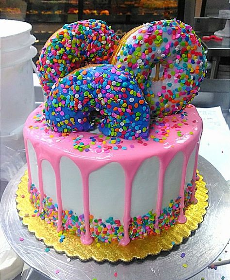 Rainbow Donut Cake, Donut Birthday Cake, Round Birthday Cakes, Lolly Cake, Doughnut Party, 10 Birthday Cake, Donut Cake, Big Wedding Cakes, Donut Birthday Parties