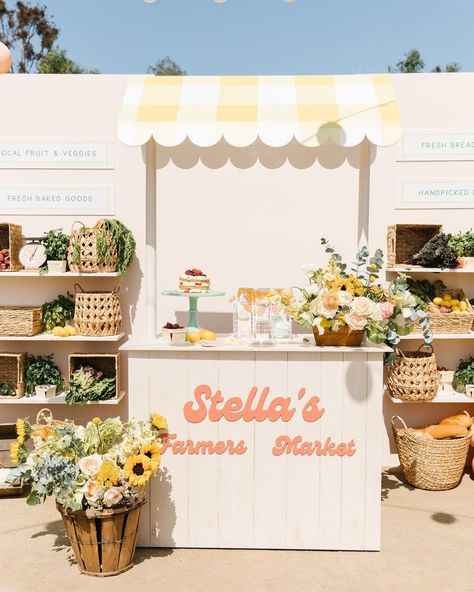 Sabrina Maldonado (@stay.goldendesign) • Instagram photos and videos Flower Market Stall Display Ideas, Farmers Market Backdrop, Picnic Backdrop, Market Stall Display Ideas, Farmers Market Decor, Farmers Market Party, Farmers Market Stand, Farmers Market Booth, Parisian Party