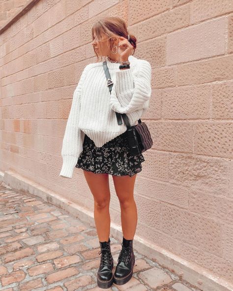 Flowy Mini Skirt Outfit, Beth Bartram, How To Style Dr Martens, Flowy Skirt Outfit, Styling Dr Martens, Flowy Mini Skirt, Dr Martens Outfit, Fashion Feminine, Miniskirt Outfits