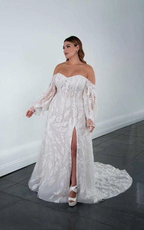 Wedding Dress Fall, Plus Size Wedding Dresses With Sleeves, Curvy Wedding Dress, Curvy Wedding, Plus Wedding Dresses, Western Wedding Dresses, Plus Size Wedding Dresses, Martina Liana, Essense Of Australia