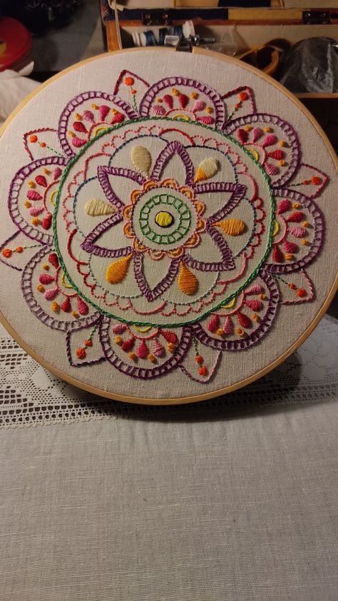 Mandala Art Embroidery, Embroider Mandalas, Circle Embroidery Design, Embroidery Mandala, Mexican Embroidery Designs, Embroidered Mandala, Mandala Embroidery, Crewel Embroidery Patterns, Embroidery Hoop Art Diy