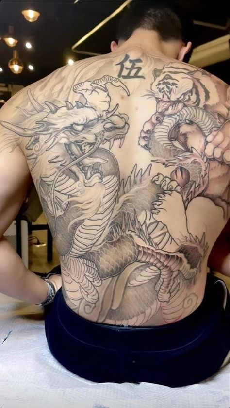 Men Back Tattoos, Guys Hand Tattoos, Tattoos For Guys Hand, Yakuza Style Tattoo, Tato Phoenix, Dragon Tattoo Meaning, Japanese Back Tattoo, Red Dragon Tattoo, Cool Back Tattoos