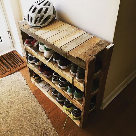 Rak Sepatu Diy, Pallet Shoe Rack, Diy Shoe Rack, Pallet Projects Furniture, Wooden Pallet Furniture, Wooden Shoe, Pallet Decor, Wooden Pallet Projects, Diy Garden Furniture