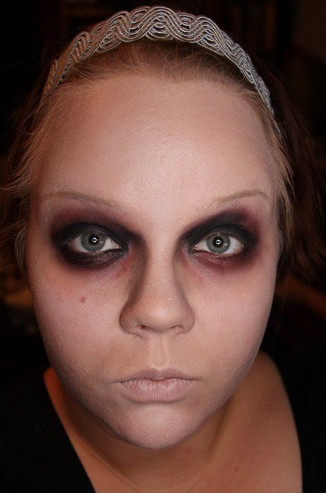 Makeup your Jangsara: Tutorial: Brain-eating zombie for Halloween (I like the eyes, not the teeth) Zombie Makeup Looks, Zombie Face Makeup, Clown Makeup Looks, Manga Makeup, Zombie Makeup Easy, Costumes Homemade, Zombie Hair, Comic Makeup, Zombie Costumes