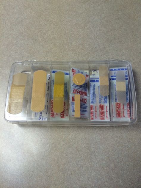 Organizing band aids by size in a divided clear box. Family and friends will know where  to find the correct size by the displayed band aid on top. Where To Store Extra Blankets, Band Aid Storage Ideas, Organize First Aid Supplies, Bandage Organization, Small Room Organizing Ideas, Band Aid Storage, Home First Aid Kit Organization, Band Aid Organization, First Aid Organization Storage