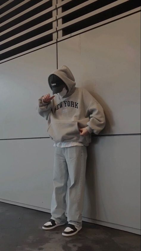 Gray hoodie with jeans and jordan shoes Grey Hoodie Outfit Men, Jeans And Jordans, Hoodie With Jeans, Grey Jeans Outfit, High Top Jordans, Grey Zip Hoodie, Money Clothes, Jeans And Hoodie, Blue Jean Outfits