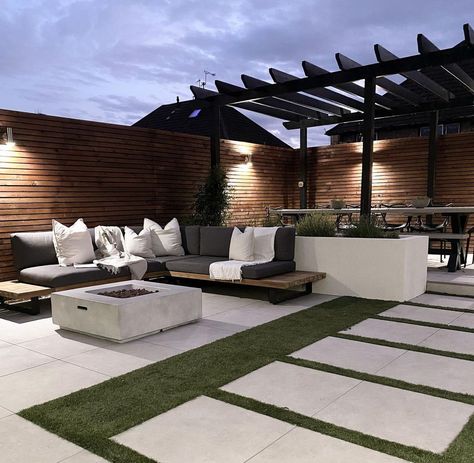 Night Time Vibes, Modern Backyard Landscaping, Back Garden Design, Cozy Backyard, Landscaping Garden, Backyard Remodel, Patio Garden Design, Modern Backyard, Backyard Pool Designs