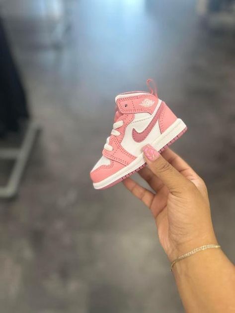 Baby Nike Outfit, Jordan 1 Mid Coral Chalk, Baby Jordan Shoes, Jordan Rose, Baby Nike Shoes, Luxury Baby Clothes