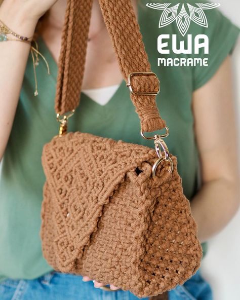 From day to night, this versatile 🤎 MACRAME CARAMEL BAG 🤎 with enough space for all the essentials and even a small water bottle! it’s both practical and stylish, don’t you think ?💭 Dive into the art of macramé with my exclusive tutorial series. Part 1 already live: ‘The Flap.’ Parts 2 coming soon! Join me on YouTube for the full experience: [Link in Bio] Comment below👇 and I will send you the link 🔗 #macramecaramelbag #macramebagtutorial #macramebag #macramecaramelflapbag #DIYFashion... Geometry Drawing, Women Boho Style, Simpul Makrame, Crochet Bird Patterns, Handbag Tutorial, Macrame Coasters, Macrame Purse, Small Water Bottle, Crochet Shoulder Bags