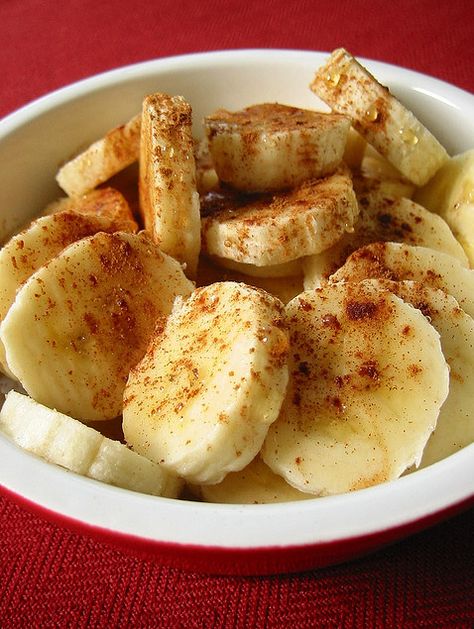 Baked Bananas With Honey & Cinnamon  (Dessert on the Mediterranean Diet?) Baked Bananas, Cinnamon Desserts, Weight Watcher Desserts, Honey Cinnamon, Cinnamon Recipes, Paleo Lunch, Baked Banana, Honey And Cinnamon, Idee Pasto Sano