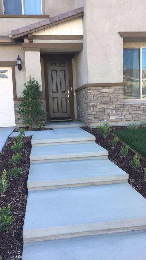 Diy Garden Walkway, Garden Walkway Ideas, Walkway Design Ideas, Modern Landscape Design Front Yard, Front Yard Walkway, Driveway Entrance Landscaping, Diy Driveway, Yard Remodel, Front Door Steps