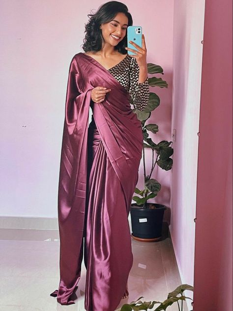 Diwali Look For Women Indian, Rida Tharana, Graduation Saree, Blouse Designs Wedding, Saree Sabyasachi, Saree South Indian, Kajol Saree, Indian Fits, Sparkle Lipstick