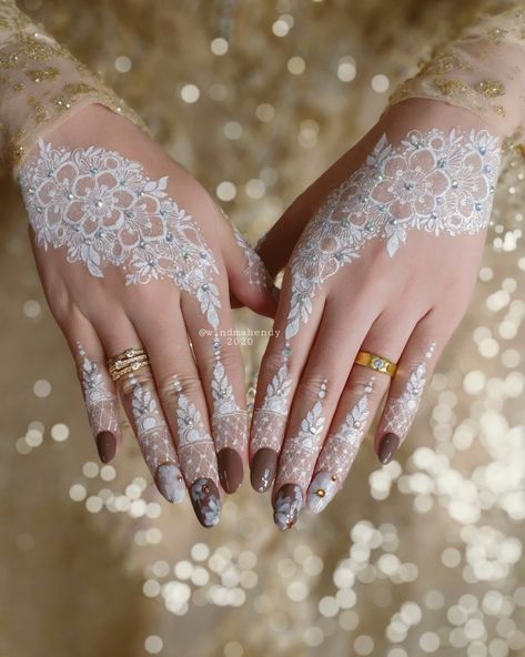 Instagram @windmahendy // WA 0877-7633-3188 #hennaart #whitehenna #whitehennawedding #hennaputih #whitehennadesign #hennaserang #hennacilegon #hennabanten Henna Merah Pengantin, Henna Putih Pengantin Simple, Henna White Wedding, Henna Wedding Putih, Design Inai, Hena Pengantin, White Wedding Henna, Inai Putih, Henna Pengantin