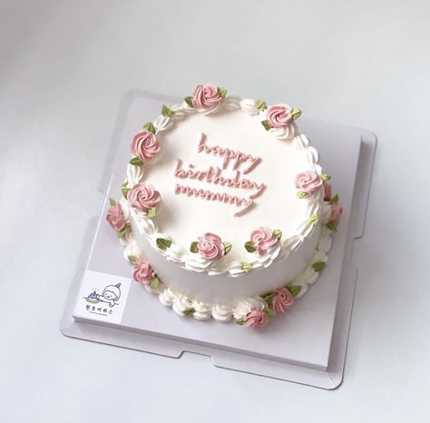 Small Birthday Cake For Mom, Minimalist Cake With Flowers, Flower Themed Birthday Cake, Cute Pink Cake Aesthetic, Cake Design For Mom, Birthday Cake For Mom Unique, Bday Cake For Mom, Cute Birthday Cake Ideas, Simple Flower Cake