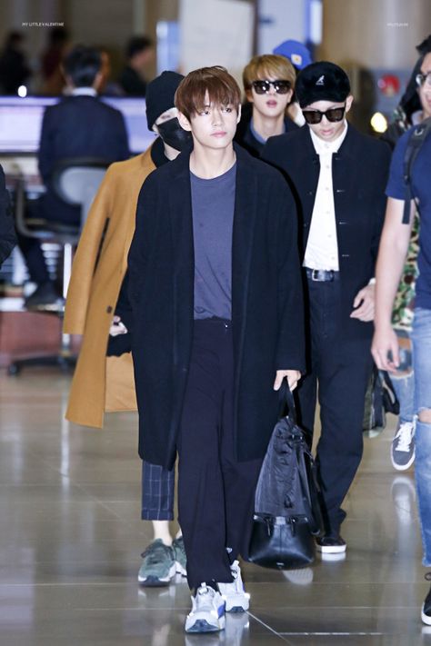 [AIRPORT] 151203: BTS V (Kim Taehyung) ft. Rap Monster (Kim Namjoon) #bts… Taehyung Car, Taehyung Fashion, Bts Airport, Bts Fashion, Korean Fashion Kpop, Bts Inspired Outfits, Airport Fashion, Jimin Jungkook, Plaid Blazer