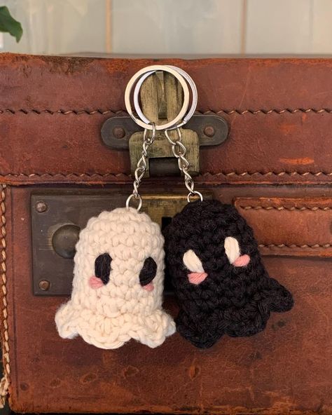 #crochetkeychain #crochetkeyring @Quick Crochet So Cute & Trendy Handmade Crochet Keychain Designs Pattern 2022 Most Stylish & Attractive Crochet Hat Designs Patterns 2022 https://youtu.be/mGBtiMEJwTE Latest Beautiful Crochet poncho Designs Collection 2022 https://youtu.be/PFtgk-IGbe4 Must Watch!!!!! New Stylish & Unique Crochet Christmas decoration designs & Pattern https://youtu.be/8sQelboKHUw my website free patterns http://www.patternrobe.com/ for online shopping https://coste.pk/ Crochet Keychains Simple, Cute Crochet Ideas Keychain, Crochet Simple Keychain, Fast Crochet Keychain, Crochet Keyring Pattern, Simple Crochet Amigurumi, Crochet Keyring Ideas, Crochet Keychain For Boys, Simple Crochet Keychain